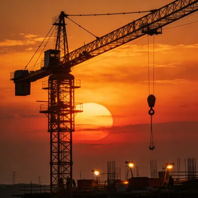 트롤링 속도 0~50m/min 타워 크레인 로딩 용량 10T와 등반 속도 0.5mmin 재료 이동을 위해 설계